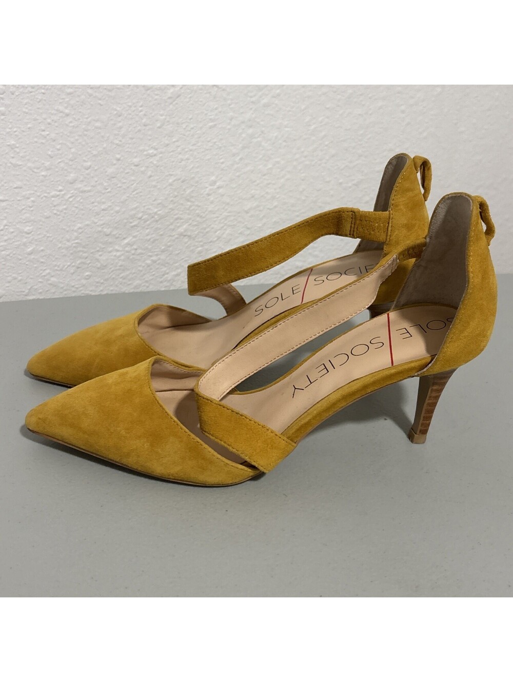Woman’s Yellow Sole Society Cassia Suede Heels Pointed Toe Size 7